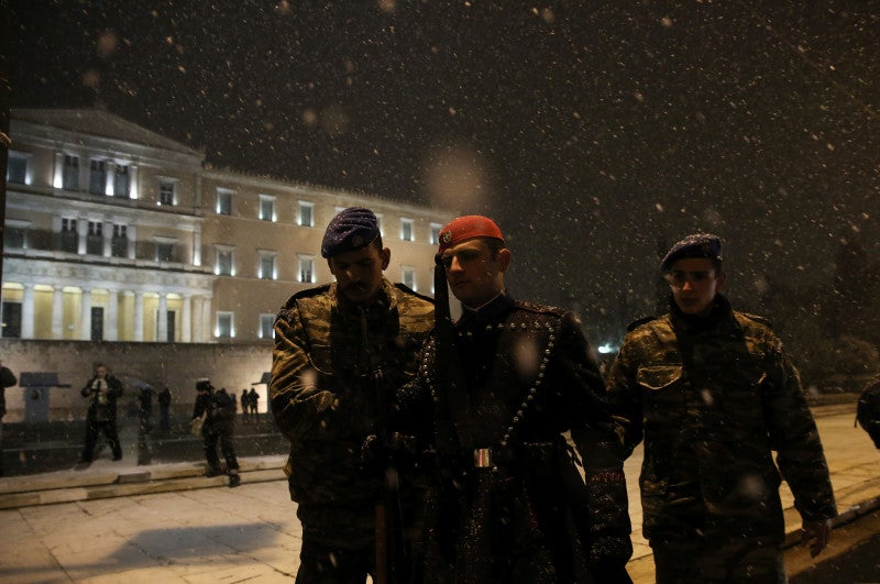 Δύσκολη η χθεσινή νύχτα για τους τσολιάδες (φωτογραφίες)